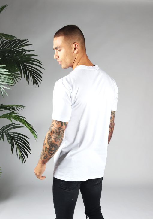 Achteraanzicht heren T-shirt in witte kleur en een straight fit pasvorm. Het model draagt een donkere jeans en heeft zijn armen langs zijn lichaam.