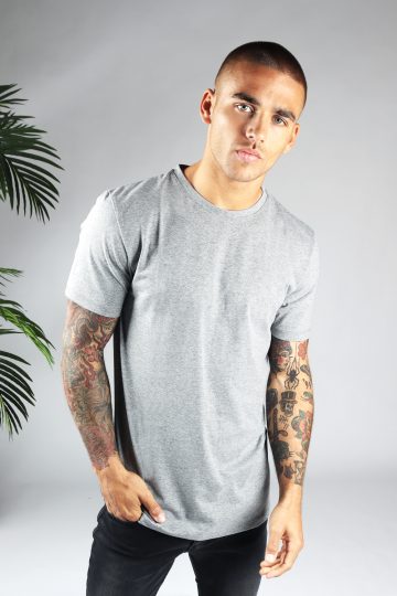 Vooraanzicht heren T-shirt in grijze kleur en een straight fit pasvorm. Het model draagt een donkere jeans en heeft zijn rechterhand in zijn rechter broekzak.