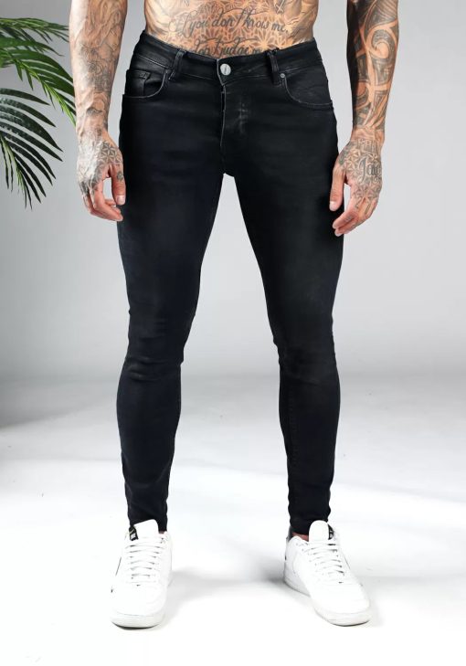 Vooraanzicht zwarte heren skinny jeans van stretch stof. Voorzien van vier zakken, knoopsluiting en riemlussen.