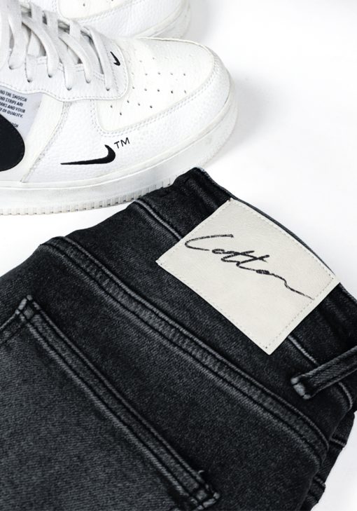 Close up Cotton-logo op achterkant zwarte heren jeans