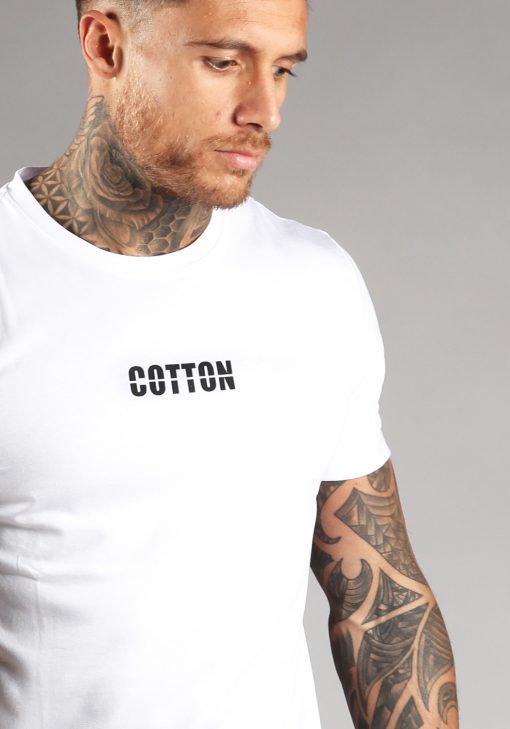 Close-up van een heren T-shirt in witte kleur en een straight fit pasvorm. Het T-shirt is voorzien van de tekst 'COTTON' in het zwart.