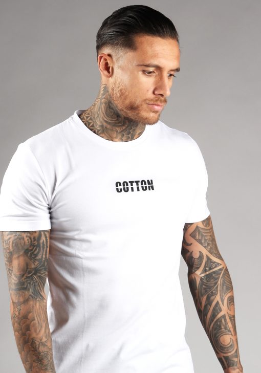 Vooraanzicht heren T-shirt in witte kleur en een straight fit pasvorm. Het T-shirt is voorzien van de tekst 'COTTON' in het zwart. Het model heeft zijn armen langs zijn lichaam.
