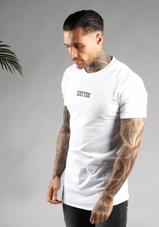 Linker zijaanzicht heren T-shirt in witte kleur en een straight fit pasvorm. Het T-shirt is voorzien van de tekst 'COTTON' in het zwart. Het model heeft zijn armen langs zijn lichaam.