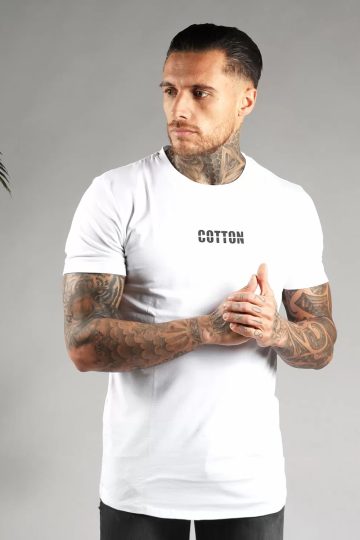Vooraanzicht heren T-shirt in witte kleur en een straight fit pasvorm. Het T-shirt is voorzien van de tekst 'COTTON' in het zwart. Het model wrijft in zijn handen.
