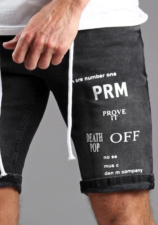 Close up van zwarte jean shorts met witte woorden print en witte touwtjes.