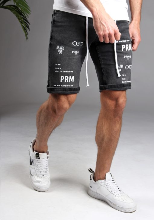 Vooraanzicht van model gekleed in zwarte jean shorts met witte woorden print en witte touwtjes. Het model heeft zijn armen losjes naast zich en draagt een wit shirt.