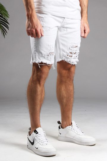 Rechter zijaanzicht witte heren shorts met scheuren, gemaakt van stretch stof. Voorzien van broekzakken, een knoopsluiting en riemlussen.