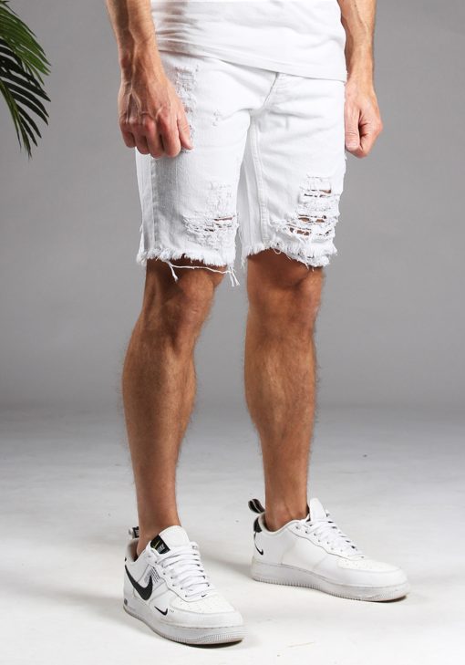 Rechter zijaanzicht witte heren shorts met scheuren, gemaakt van stretch stof. Voorzien van broekzakken, een knoopsluiting en riemlussen.