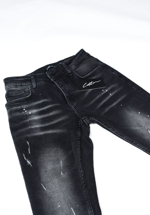 Voorkant gevouwen zwarte heren skinny jeans met verfspetters en kleine scheuren, gemaakt van stretch stof. Voorzien van vier zakken, knoopsluiting en riemlussen.