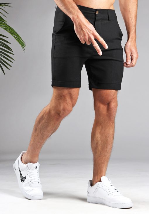 Vooraanzicht korte heren chino in zwarte kleur met een slim fit pasvorm. Chino shorts is afgewerkt met twee broekzakken, twee kontzakken, een knoopsluiting en riemlussen.