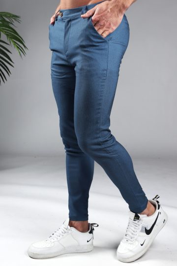 Heren broek chino blauw met skinny fit en gemaakt van super stretch stof. Heren chino is afgewerkt met vier broekzakken en nette knoopsluiting.