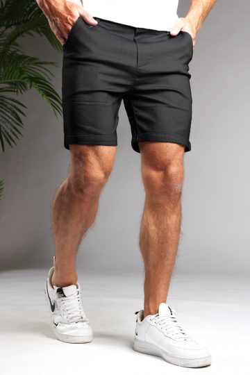 Korte heren chino in zwarte kleur met een slim fit pasvorm. Chino shorts is afgewerkt met twee broekzakken, knoopsluiting en riemlussen.