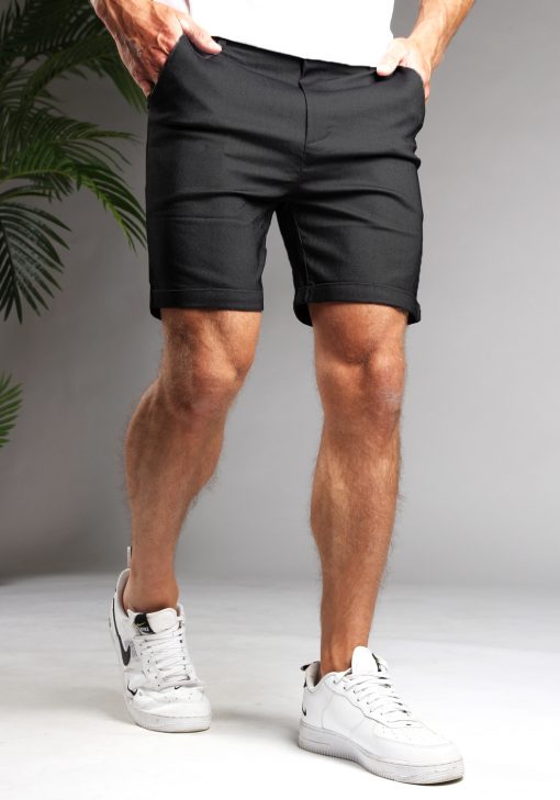 Korte heren chino in zwarte kleur met een slim fit pasvorm. Chino shorts is afgewerkt met twee broekzakken, knoopsluiting en riemlussen.