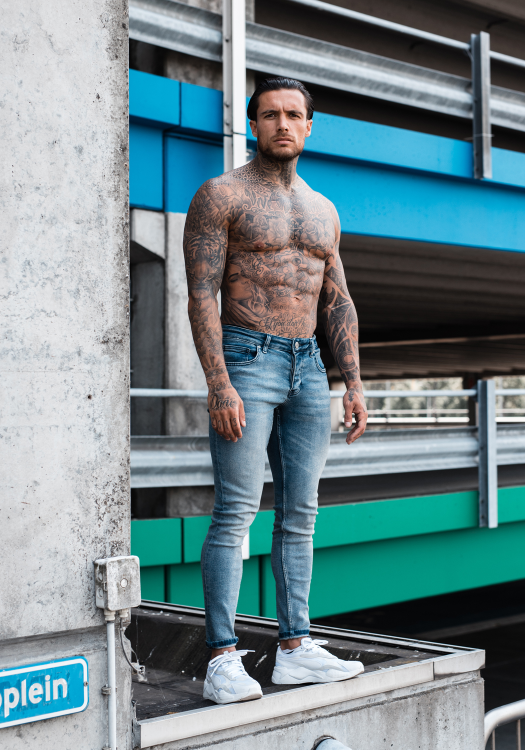 Man draagt de licht blauwe denim light wash heren skinny jeans, gemaakt van stretch stof. Voorzien van vier zakken, knoopsluiting en riemlussen.