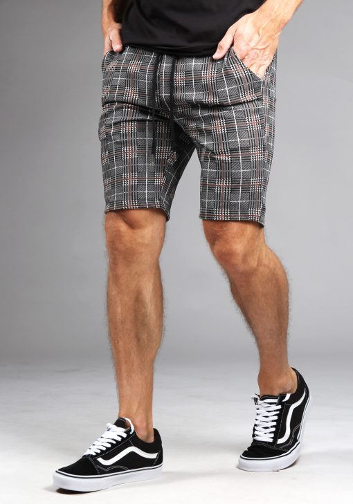 Korte heren chino in lichtgrijze kleur met ruitjes. Chino shorts heeft een slim fit pasvorm, twee broekzakken, knoopsluiting en gemaakt van stretch stof.