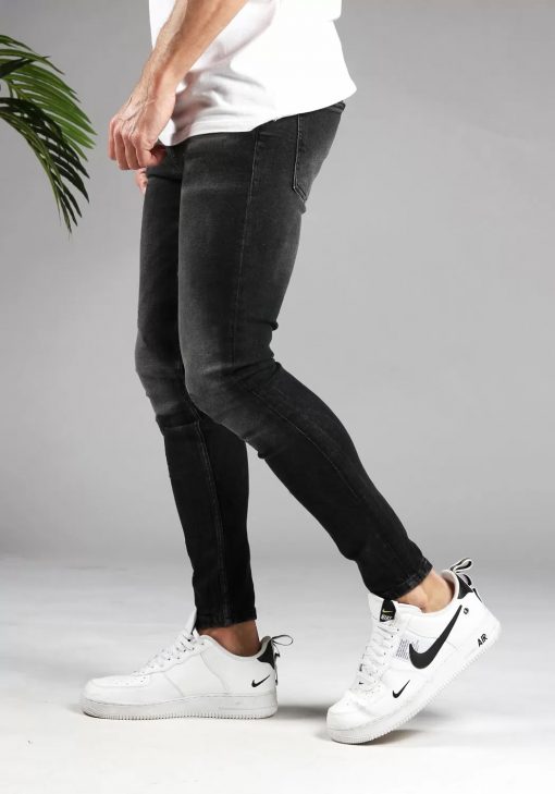 Zijkant zwarte heren skinny jeans met lichte vegen. Gemaakt van stretch stof en voorzien van vier zakken, knoopsluiting en riemlussen.