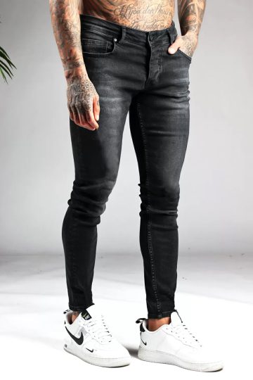 Rechter zijaanzicht zwarte heren skinny jeans met lichte vegen. Gemaakt van stretch stof en voorzien van vier zakken, knoopsluiting en riemlussen.