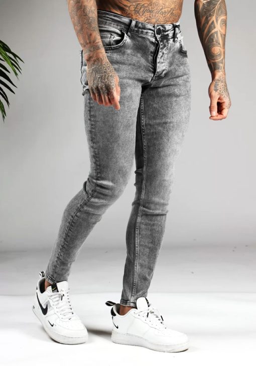 Rechter zijkant grijze heren skinny jeans met broekzakken, knoopsluiting en riemlussen.