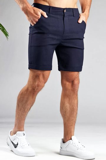 Navy heren chino shorts met slim fit pasvorm, twee broekzakken, knoopsluiting en gemaakt van stretch stof.
