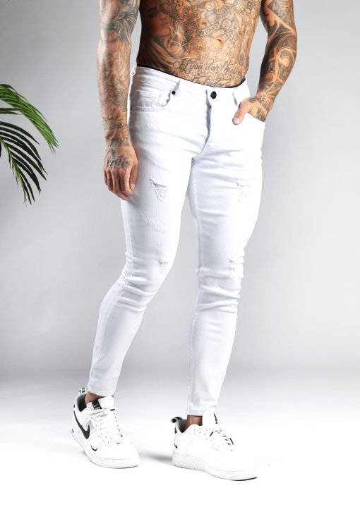 Rechter zijaanzicht witte skinny jeans voor heren met twee zakken aan de voorzijde, twee kontzakken, knoopsluiting en riemlussen.
