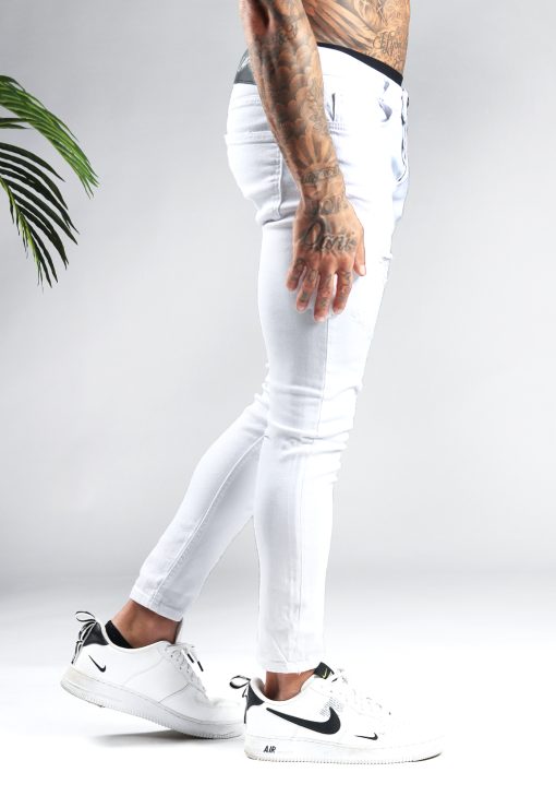 Zijkant witte skinny jeans voor heren met twee zakken aan de voorzijde, twee kontzakken, knoopsluiting en riemlussen.