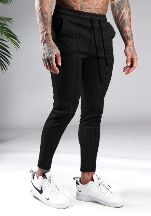 Zijkant comfortabele heren chino in zwarte kleur, met skinny fit en gemaakt van luxe stretch stof. Voorzien van twee broekzakken en rekbare taille met trekkoord.