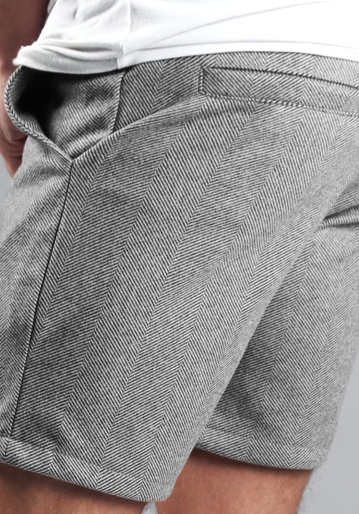 Achterkant comfortabele heren chino shorts in grijze kleur, met skinny fit en gemaakt van luxe stretch stof. Voorzien van twee achterzakken.
