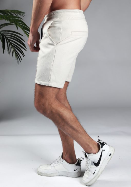 Achterkant comfortabele heren chino shorts in off white, met skinny fit en gemaakt van luxe stretch stof. Voorzien van twee broekzakken en rekbare taille met zwart trekkoord.