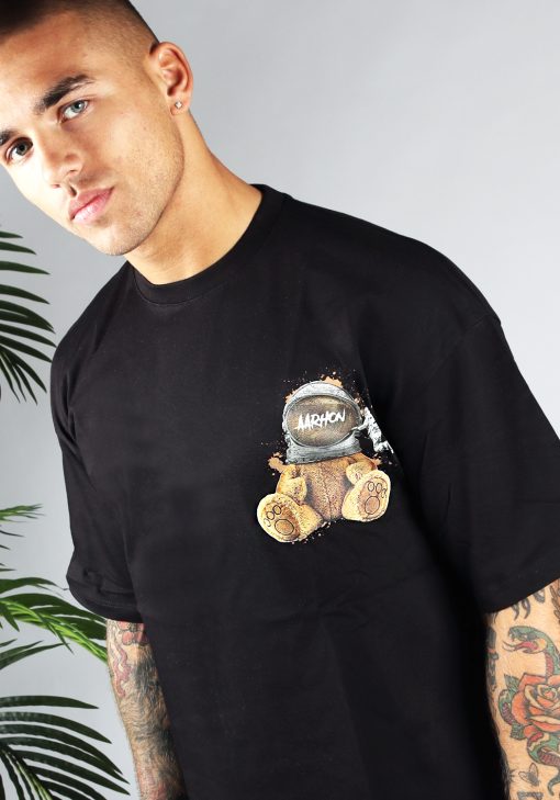 Close-up van heren T-shirt in zwarte kleur, met ronde hals en een oversized pasvorm. Het T-shirt is voorzien van een teddybeer op de linkerborst.