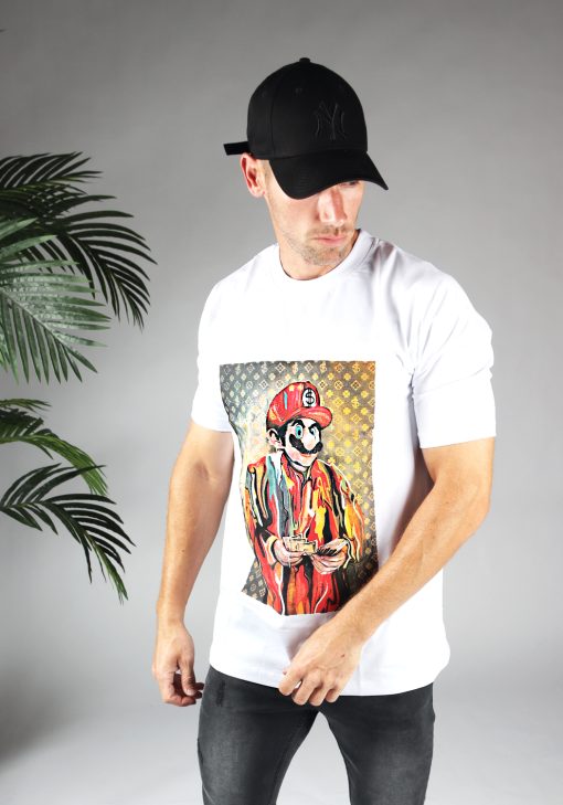 Linker zijaanzicht heren T-shirt in witte kleur, met ronde hals en een dropshoulder fit. Het T-shirt is voorzien van Mario print op de voorkant en het model draagt een donkere jeans.