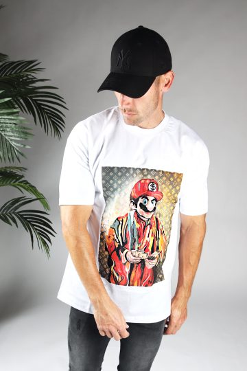 Vooraanzicht heren T-shirt in witte kleur, met ronde hals en een dropshoulder fit. Het T-shirt is voorzien van Mario print op de voorkant en het model draagt een donkere jeans.