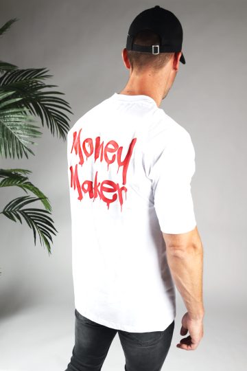 Achteraanzicht heren T-shirt in witte kleur, met ronde hals en een dropshoulder fit. Het T-shirt is voorzien van rode tekst op de achterkant en het model draagt een donkere jeans.