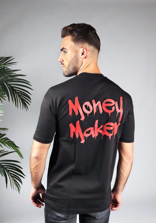 Achteraanzicht heren T-shirt in zwarte kleur, met ronde hals en een dropshoulder fit. Het T-shirt is voorzien van rode tekst op de achterkant.