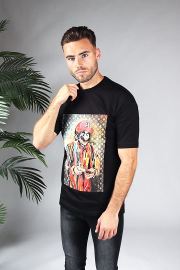 Linker zijaanzicht heren T-shirt in zwarte kleur, met ronde hals en een dropshoulder fit. Het T-shirt is voorzien van Mario print op de voorkant en het model draagt een donkere jeans.