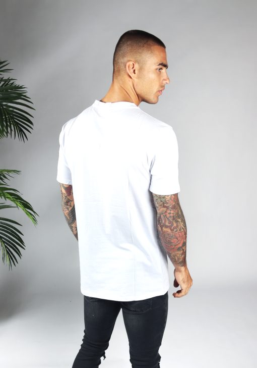Achteraanzicht heren T-shirt in witte kleur, met ronde hals en gemaakt van katoen lycra mix stof. Het T-shirt is voorzien van een straight fit pasvorm en het model kijkt naar rechts.