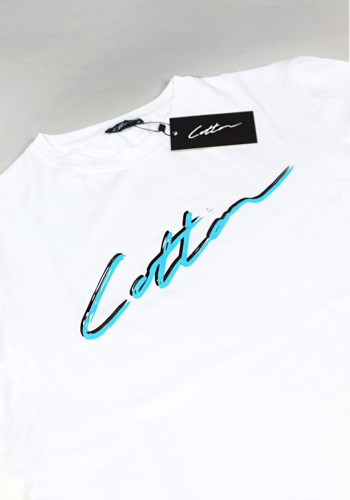 Close-up heren T-shirt in witte kleur, met ronde hals en gemaakt van katoen lycra mix stof. Het T-shirt is voorzien van een kledinglabel en het Cotton-logo op de borst in het blauw en zwart.