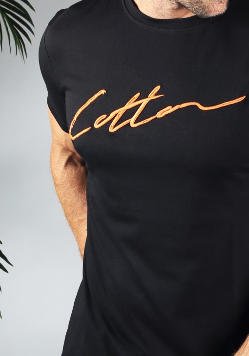Close-up heren T-shirt in zwarte kleur, met ronde hals en gemaakt van katoen lycra mix stof. Het T-shirt is voorzien van het Cotton-logo op de borst in het oranje.