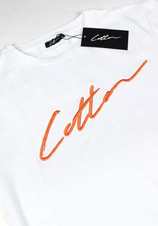 Close-up van een heren T-shirt in witte kleur, met ronde hals en gemaakt van katoen lycra mix stof. Het T-shirt is voorzien van een kledinglabel en het Cotton-logo op de borst in het oranje.