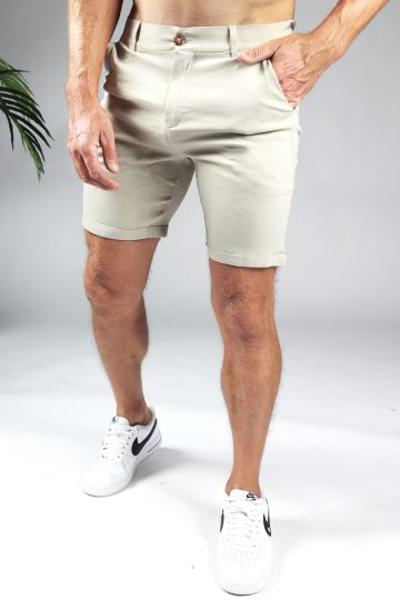 Korte broek heren chino in beige kleur met slim fit pasvorm, twee broekzakken, twee kontzakken, een knoopsluiting en riemlussen.