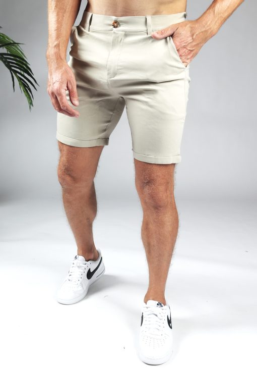 Korte broek heren chino in beige kleur met slim fit pasvorm, twee broekzakken, twee kontzakken, een knoopsluiting en riemlussen.