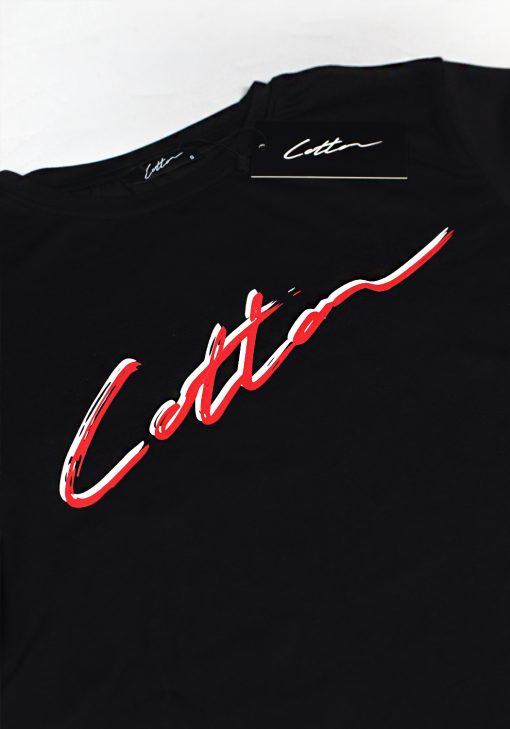 Close-up heren T-shirt in zwarte kleur, met ronde hals en gemaakt van katoen lycra mix stof. Het T-shirt is voorzien van een label en heeft het Cotton-logo op de borst in het rood en wit.