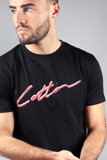 Close-up heren T-shirt in zwarte kleur, met ronde hals en gemaakt van katoen lycra mix stof. Het T-shirt is voorzien van het Cotton-logo op de borst in het rood en wit.
