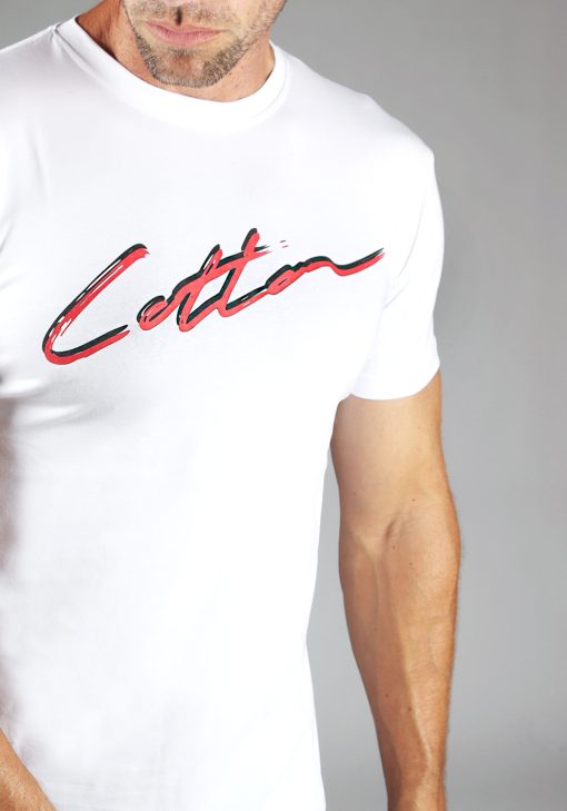 Close-up heren T-shirt in witte kleur, met ronde hals en gemaakt van katoen lycra mix stof. Het T-shirt is voorzien van een straight fit pasvorm en het Cotton-logo op de borst in het rood en zwart.