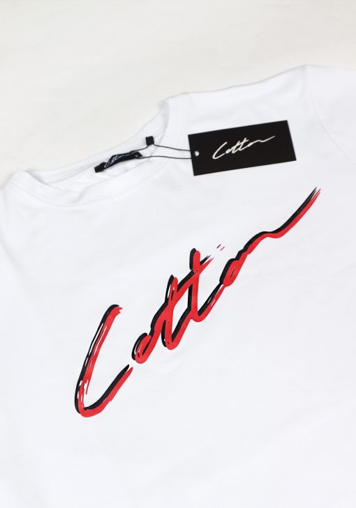 Close-up heren T-shirt in witte kleur, met ronde hals en gemaakt van katoen lycra mix stof. Het T-shirt is voorzien van een kledinglabel en het Cotton-logo op de borst in het rood en zwart.