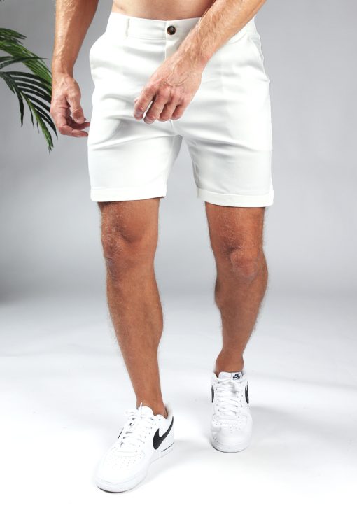 Witte heren chino shorts met slim fit pasvorm, twee broekzakken, knoopsluiting en gemaakt van stretch stof.