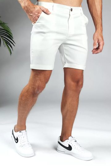 Witte heren chino shorts met slim fit pasvorm, twee broekzakken, knoopsluiting en gemaakt van stretch stof.