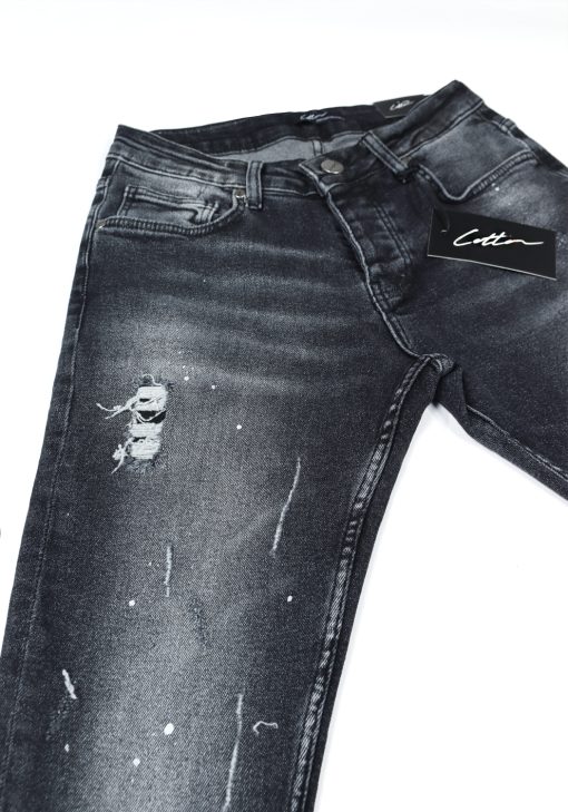 Voorkant zwarte denim damaged heren skinny jeans, gemaakt van stretch stof. Voorzien van vier zakken, knoopsluiting en riemlussen.