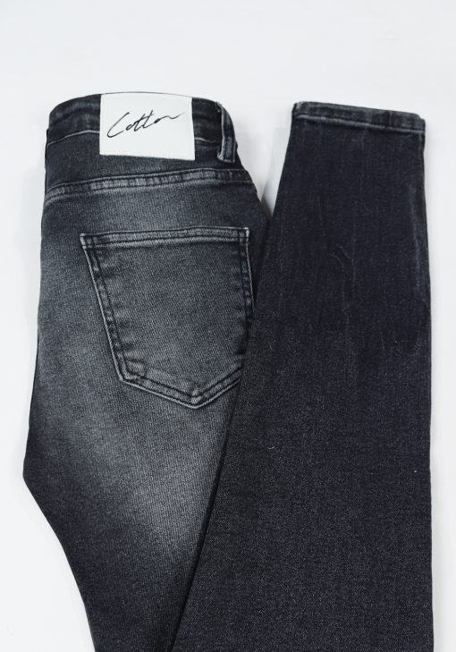 Close up Cotton-log op de achterkant van zwarte heren skinny jeans.