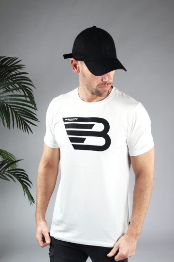 Vooraanzicht van model gekleed in wit shirt met het grote zwarte Ballin logo op de voorkant.