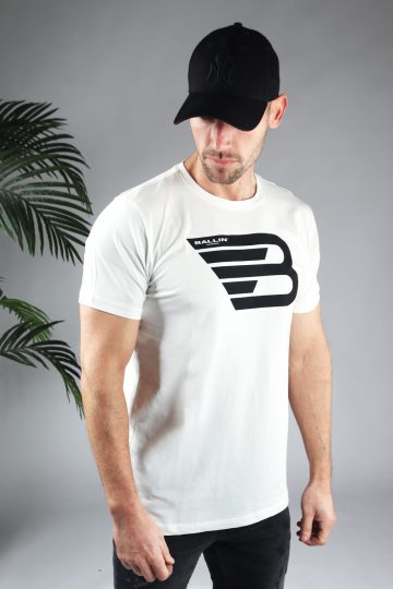 Schuin vooraanzicht van model gekleed in wit shirt met het grote zwarte Ballin logo op de voorkant.